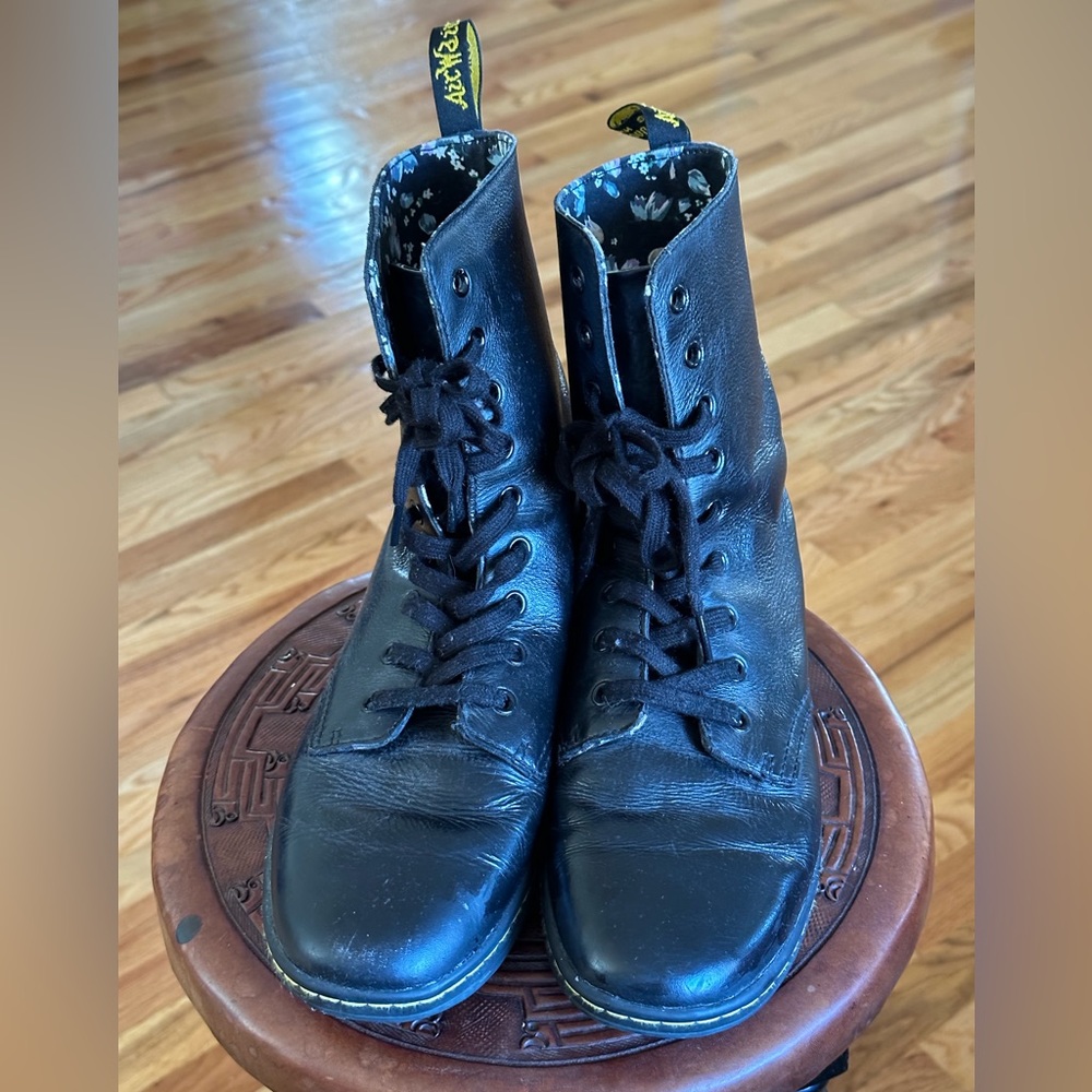 Dr (doc) martens women’s size 10 boots great condition light wear